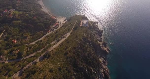Κεραία βολή της ένα πανέμορφο πράσινο νησί Έλβα με το πανέμορφο παραδείσιο θάλασσα σε Τοσκάνη, Ιταλία, 4k — Αρχείο Βίντεο