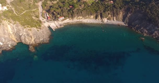 Foto aérea de un hermoso mar paradisíaco y la orilla de la isla de Elba en la Toscana, Italia, 4K — Vídeo de stock