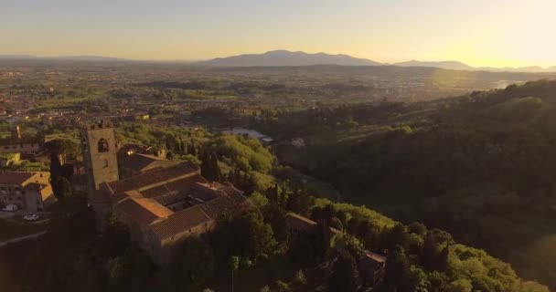 Vue aérienne, une petite ville toscane antique sur la colline au coucher du soleil en Italie, 4K — Video