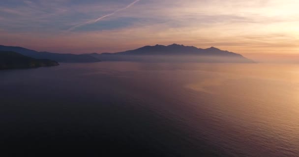 Foto aérea de hermosa puesta de sol en el mar tranquilo en la isla de Elba en la Toscana, Italia, 4K — Vídeo de stock
