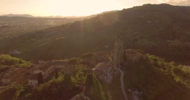 Letecký záběr, trochu staré toskánské městečko na kopci v západu slunce světlo v Itálii, 4k — Stock video