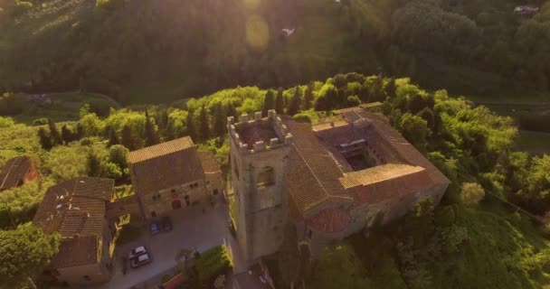 Rial shot, la place principale d'une petite ville toscane antique sur la colline à la lumière du coucher du soleil en Italie, 4K — Video