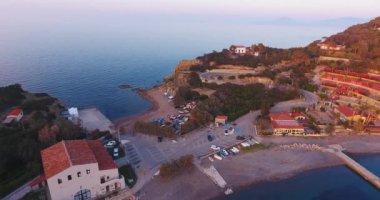 Güzel gün batımı hava atış Elba Adası Toskana, İtalya, 4k sakin denizde