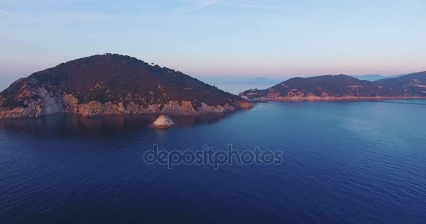 Κεραία βολή της όμορφο νησάκι στο ηλιοβασίλεμα με πολύ ήρεμη θάλασσα στην Τοσκάνη της Ιταλίας, 4k — Αρχείο Βίντεο
