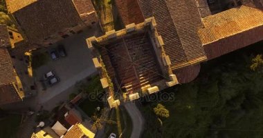 Atış, şehrin bir küçük eski Toskana İtalya, 4 k günbatımı ışık tepe üzerinde ana kare anteni