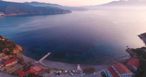 Vue aérienne d'un magnifique coucher de soleil sur la mer calme de l'île d'Elbe en Toscane, Italie, 4K — Video