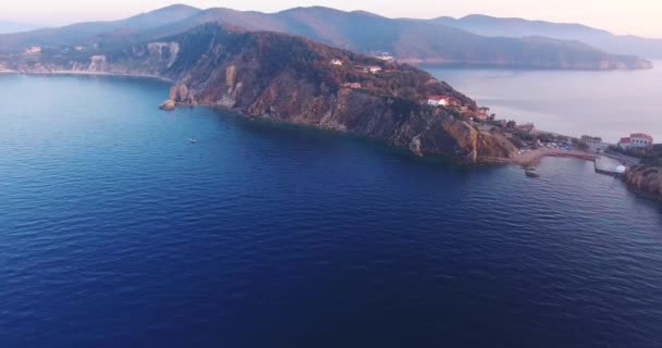 Κεραία βολή της όμορφο ηλιοβασίλεμα στην ήρεμη θάλασσα στο νησί Έλβα σε Τοσκάνη, Ιταλία, 4k — Αρχείο Βίντεο