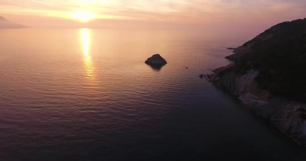 Luftaufnahme eines wunderschönen Sonnenuntergangs auf dem ruhigen Meer, 4k — Stockvideo