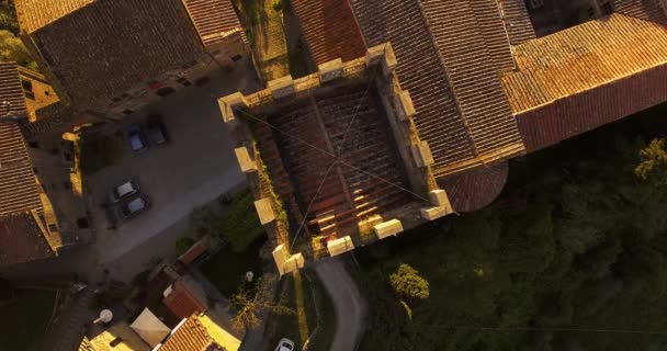 Aerial strzał, głównym placu trochę starożytnych toskańskiego miasta na wzgórzu w zachodzie słońca lekkim w Włochy, 4k — Wideo stockowe