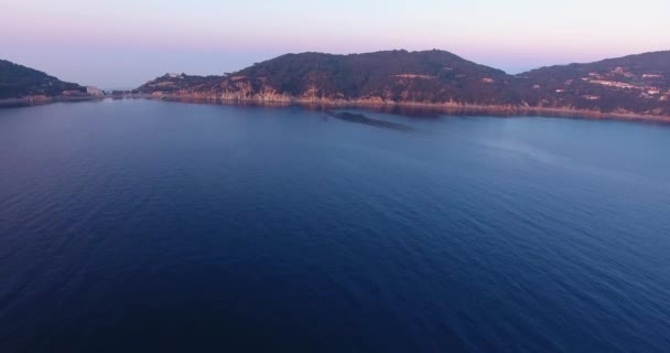 Antenn skott av vackra solnedgången på det lugna havet, 4k — Stockvideo