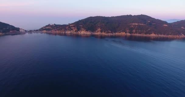 Vue aérienne d'un magnifique coucher de soleil sur la mer calme de l'île d'Elbe en Toscane, Italie, 4K — Video
