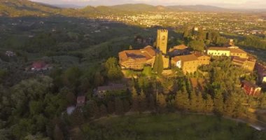 Hava atış, biraz eski Toskana kasaba İtalya, 4k günbatımı ışık tepe üzerinde
