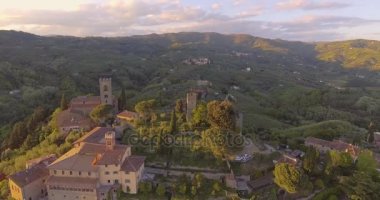Hava atış, biraz eski Toskana kasaba İtalya, 4k günbatımı ışık tepe üzerinde