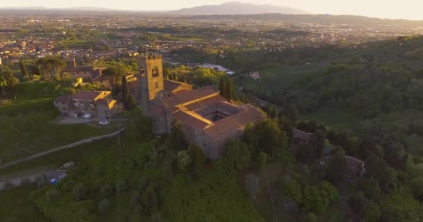 Tiro aéreo, uma pequena cidade toscana antiga na colina ao pôr-do-sol na Itália, 4K — Vídeo de Stock