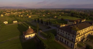 Hava atış, muhteşem antik palace Bellavista Toskana günbatımı, İtalya, 4k
