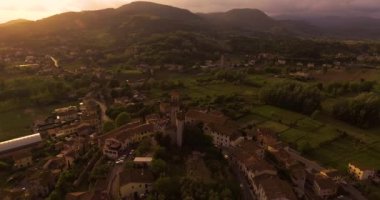 Hava atış, İtalya, 4k günbatımı ışıkta tepede küçük Toskana hamlet Nozzano castello