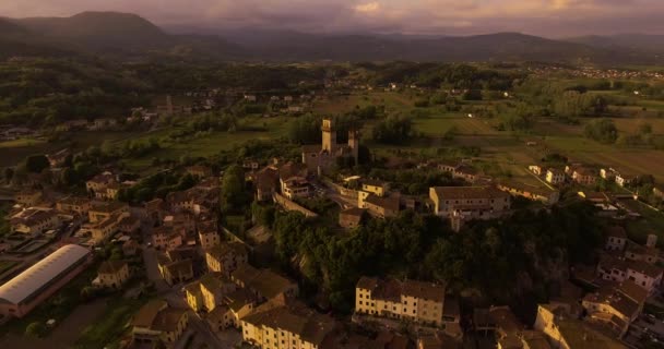 Vue aérienne, un petit hameau toscan Nozzano castello sur la colline au coucher du soleil en Italie, 4K — Video