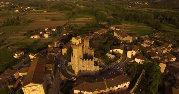 Zdjęcia lotnicze, małej toskańskiej wiosce Nozzano castello na skoczni w zachodzie słońca lekkim w Włochy, 4k — Wideo stockowe