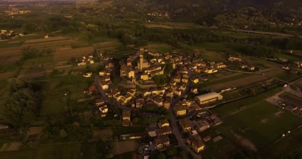 Letecký snímek, malé toskánské vesničce městě Nozzano castello na kopci v západu slunce světlo v Itálii, 4k — Stock video