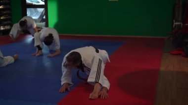 Yetişkin taekwondo antrenman salonunda germe, seçici odak, 4 k