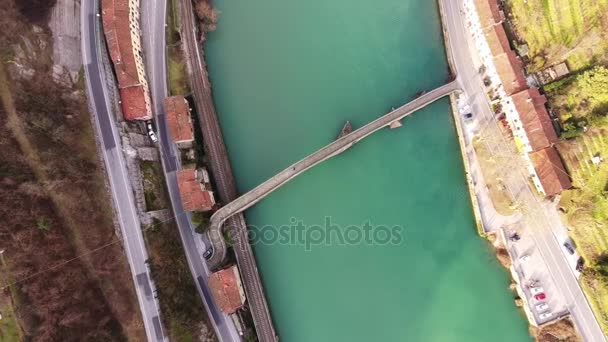 Luftaufnahme der berühmten Brücke von Maria Magdalena, die in Italien als Teufelsbrücke bekannt ist, 4k — Stockvideo