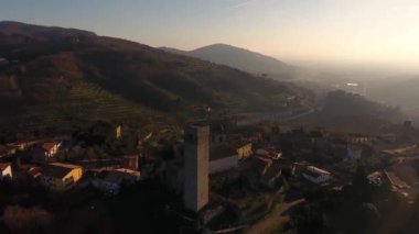 İtalya, Avrupa, 4k güzel bir antik küçük kasabada hava video