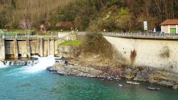 Открытая дамба на реке Серкио в Тоскане, Италия, 4K — стоковое видео
