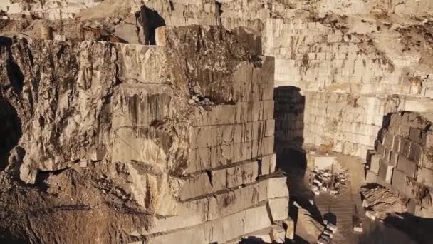 Plano aéreo, las famosas cuevas de mármol de Carrara situado en Toscana, Italia, 4K — Vídeo de stock