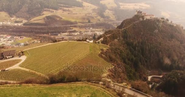Vue aérienne, une petite ville perchée Chiusa en Italie, Sud Tyrol, au milieu des vignes, 4K — Video