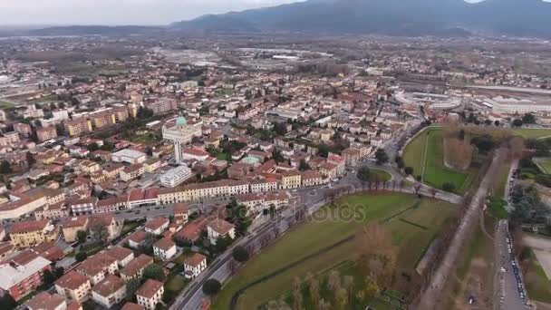 Снимок с воздуха, красивая панорама города Лукка, древний город в центре Тосканы, Италия, снятый с беспилотником — стоковое видео