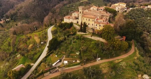 Aerial strzał, starożytne małe miasto usytuowane w Toskanii, Włochy, 4k — Wideo stockowe