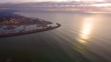  Kış günbatımı küçük limanda Pisa Toskana İtalya Hava atış drone ile filme