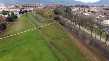 Hava atış, güzel Lucca şehir, Toskana, İtalya, ortasında bir antik kenti Panoraması drone ile filme