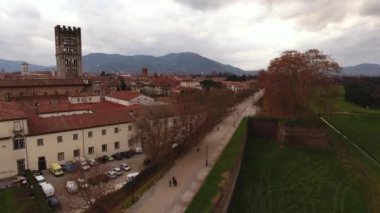 Hava atış, güzel Lucca şehir, Toskana, İtalya, ortasında bir antik kenti Panoraması drone ile filme