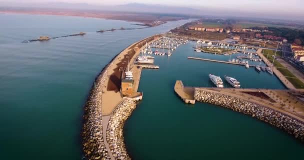 Plano aéreo de pequeño puerto en el atardecer de invierno en Pisa Toscana Italia filmado con dron — Vídeos de Stock