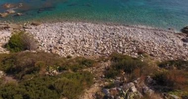 Ateş, güzel şeffaf paradisiac Denizi ve beyaz taşlar Elba Adası İtalya, 4 k sahilde anteni