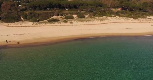 Letecký snímek krásné pláže na ostrově Elba s jeho nádhernou rajský moře v Toskánsku, 4k