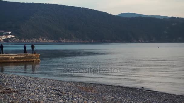 Hommes pêchant depuis la jetée en Italie, 4K 