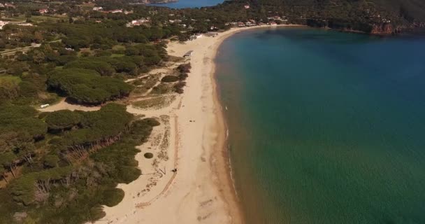 Plano aéreo, hermosa playa vacía en la isla de Elba con su hermoso mar en la Toscana, Italia, 4K — Vídeo de stock