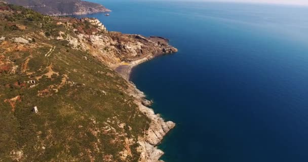 Luchtfoto van een prachtig groene Elba eiland met haar prachtige paradijselijke zee in Toscane, Italië, 4k — Stockvideo