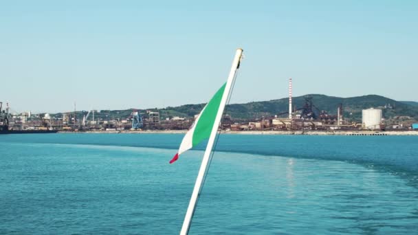 Olasz zászló integet a Stern a komppal, Hd videó lassú mozgás — Stock videók
