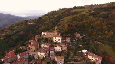 Toskana, İtalya, 4k tepede küçük bir şehrin hava atış
