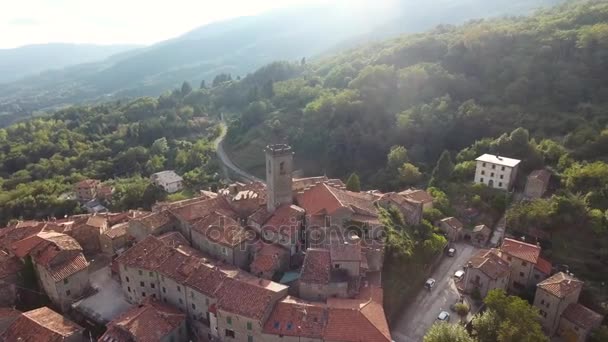Повітряний постріл невелике місто на пагорбі в Тоскані, Італія, 4 к — стокове відео
