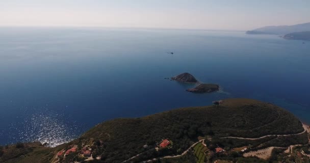 Letecký snímek krásný ostrov Elba s jeho nádhernou rajský moře v Toskánsku, 4k