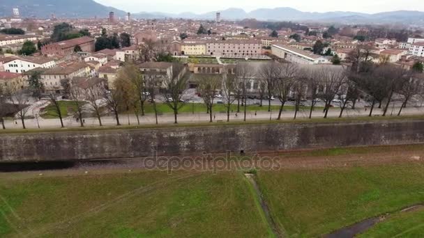 Antenn skott, vackra panorama av Lucca stad, en stad mitt i Toscana, Italien, 4 k — Stockvideo