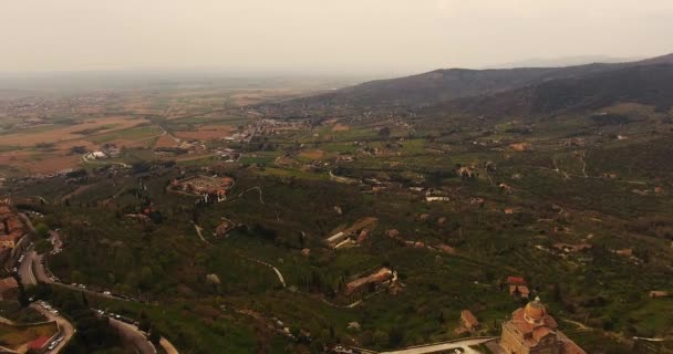 Plano aéreo, una hermosa ciudad Cortona entre las colinas en Toscana, Italia, 4K — Vídeo de stock