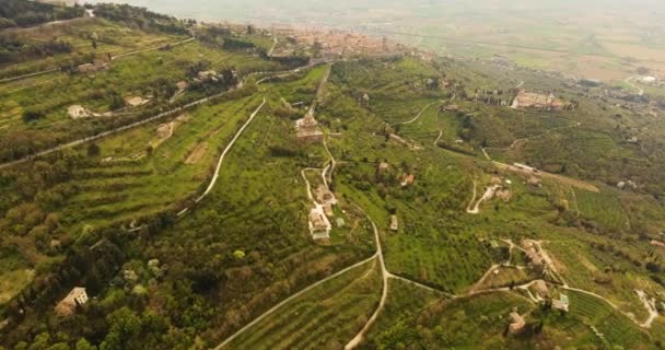 Tiro aéreo, bela paisagem verde entre as colinas na Toscana, Itália, 4K — Vídeo de Stock