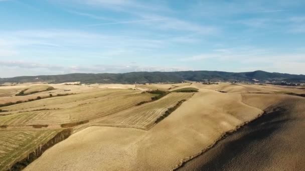 Аэросъемка красивых холмов Тосканы и вспаханных полей, 4K — стоковое видео