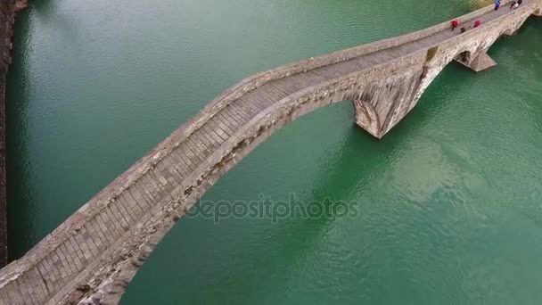 Аэросъемка знаменитого моста Марии Магдалины, известного как Мост Дьявола в Италии, 4K — стоковое видео