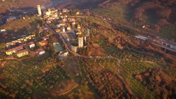 Vidéo aérienne d'une belle petite ville antique en Italie, Europe, 4K — Video